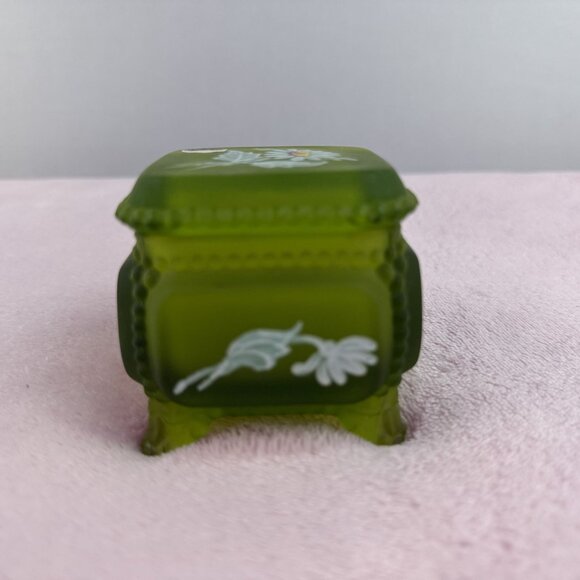 Westmoreland Green Satin Glass Trinket Box Vintage 1970 White Daisy Collectible - Picture 8 of 14